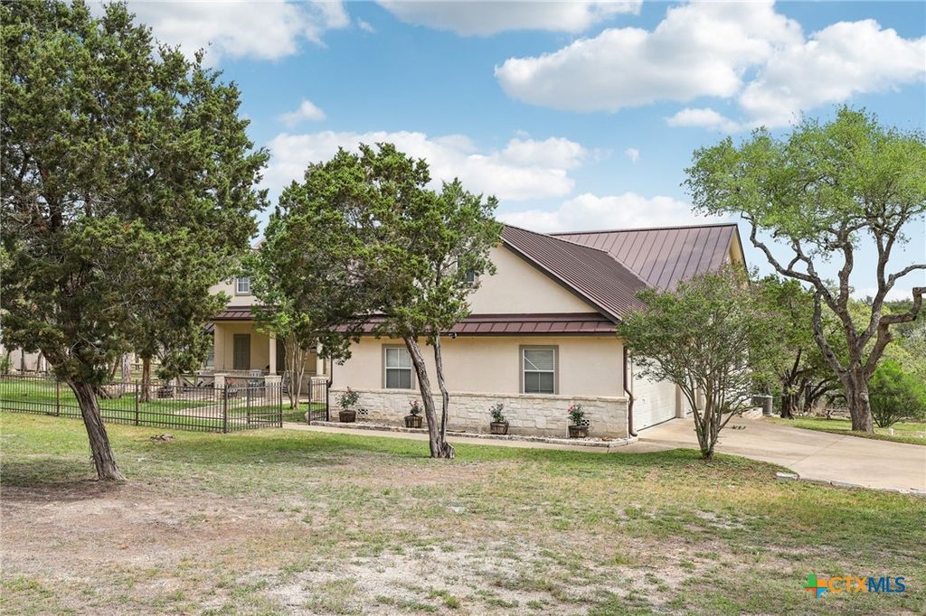 Image 2 of property listing at 223 Summer Glen Lane, New Braunfels, TX 78132