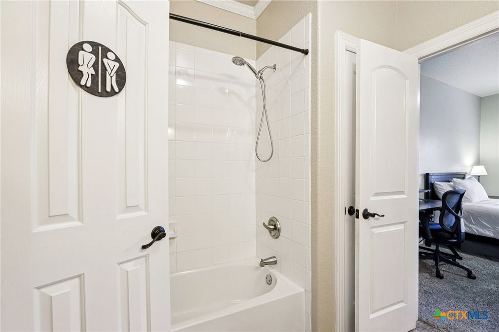 Image 23 of property listing at 223 Summer Glen Lane, New Braunfels, TX 78132