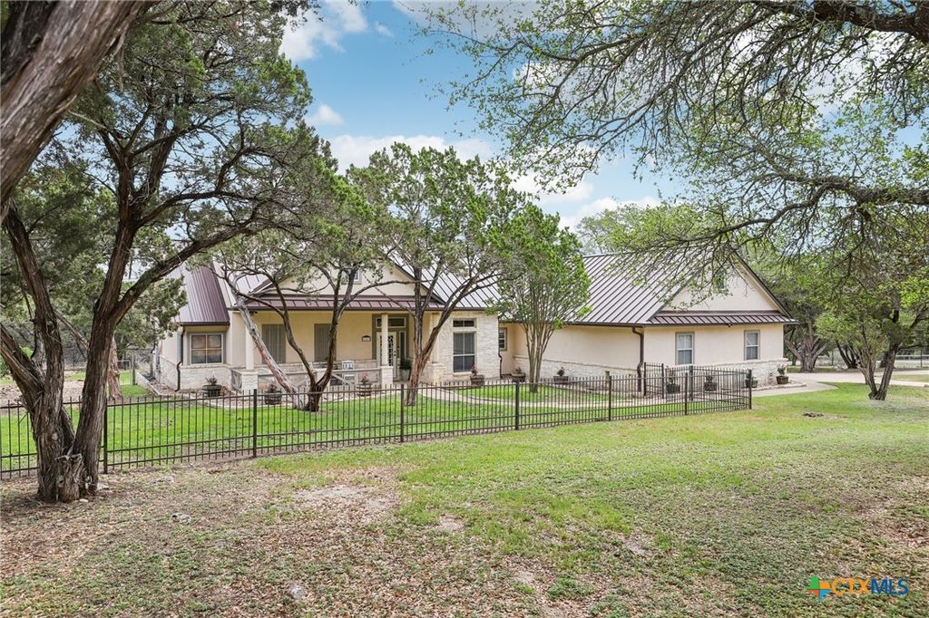 Image 3 of property listing at 223 Summer Glen Lane, New Braunfels, TX 78132