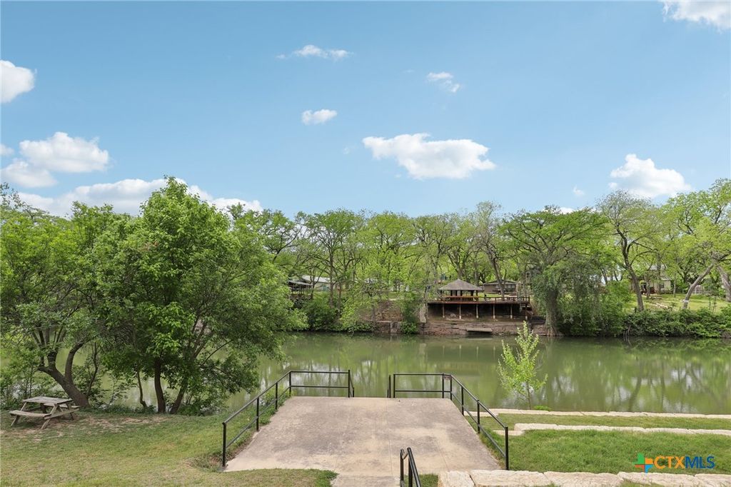 Image 33 of property listing at 223 Summer Glen Lane, New Braunfels, TX 78132