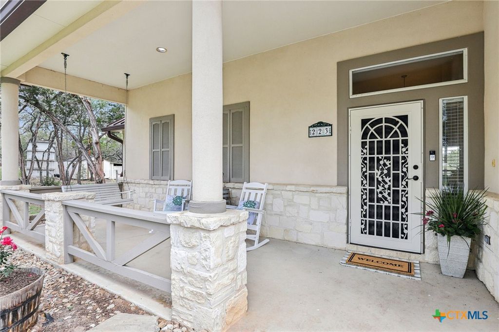 Image 6 of property listing at 223 Summer Glen Lane, New Braunfels, TX 78132