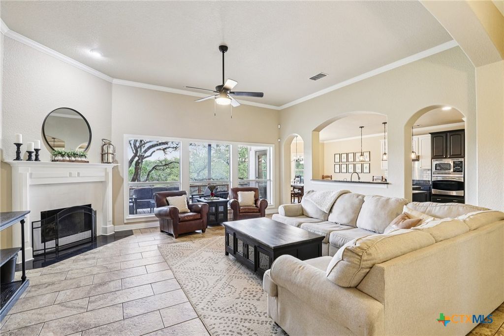 Image 8 of property listing at 223 Summer Glen Lane, New Braunfels, TX 78132