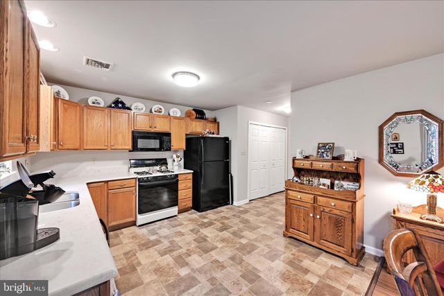 32 KNOLLWOOD RD, Millersville, PA 17551