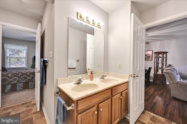 32 KNOLLWOOD RD, Millersville, PA 17551