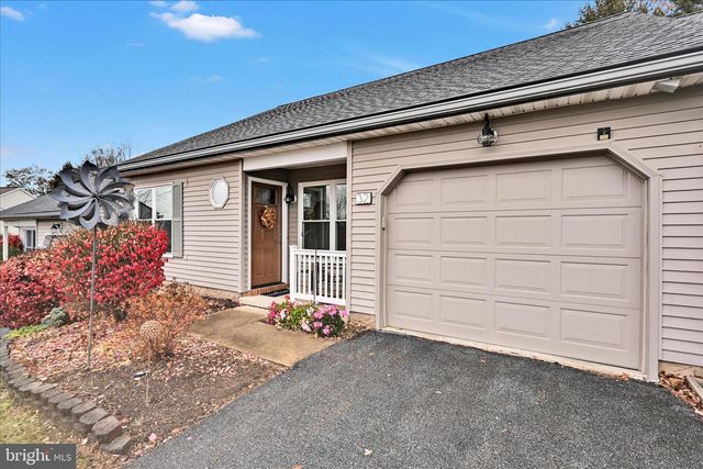 32 KNOLLWOOD RD, Millersville, PA 17551