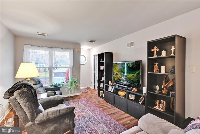 32 KNOLLWOOD RD, Millersville, PA 17551