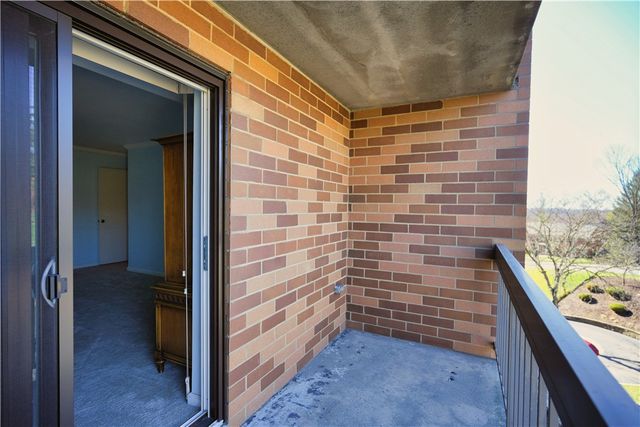 1500 Cochran Rd 812, Scott Twp, PA 15243