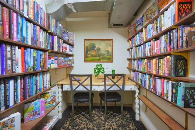 1500 Cochran Rd 812, Scott Twp, PA 15243