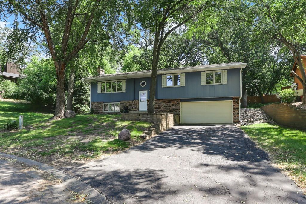 570 Crestview Drive S, Maplewood, MN 55119