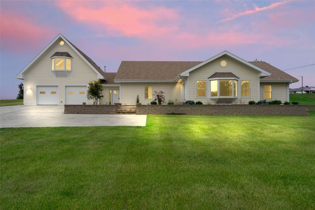 1805 S 8th Avenue E, Newton, IA 50208