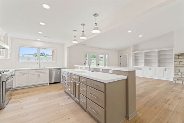 1805 S 8th Avenue E, Newton, IA 50208