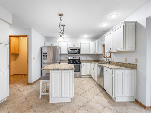 2072 Charnwood Court, Machesney Park, IL 61115