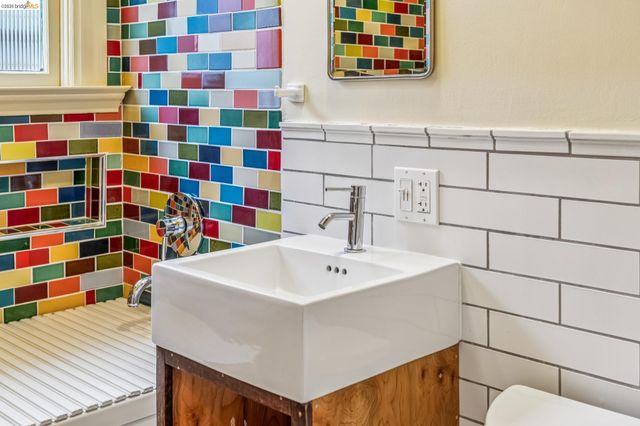 821 32nd, Oakland, CA 94608