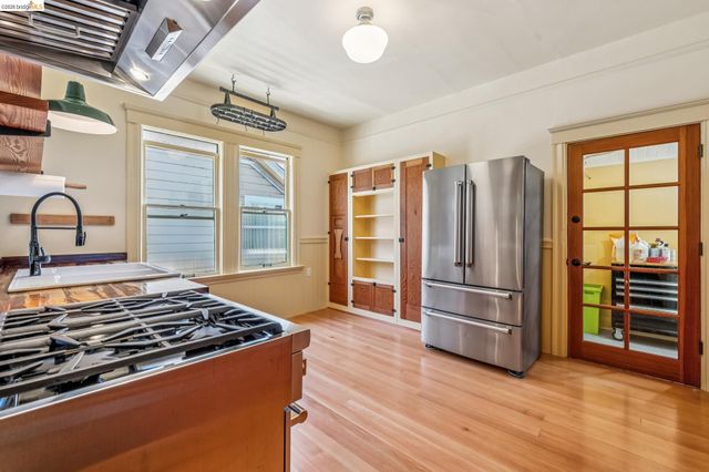 821 32nd, Oakland, CA 94608