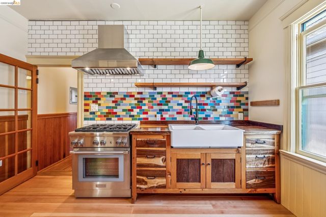 821 32nd, Oakland, CA 94608