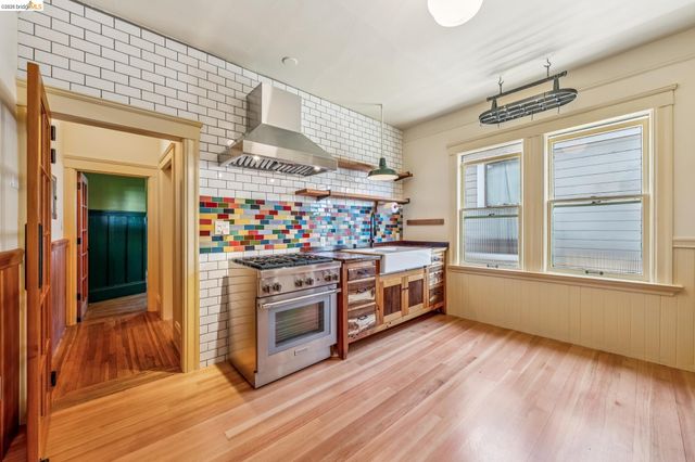 821 32nd, Oakland, CA 94608