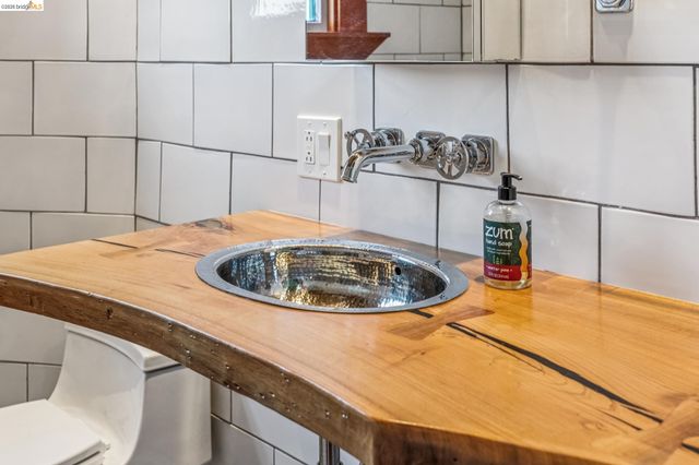 821 32nd, Oakland, CA 94608