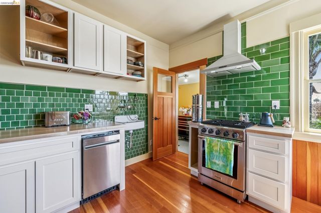 821 32nd, Oakland, CA 94608