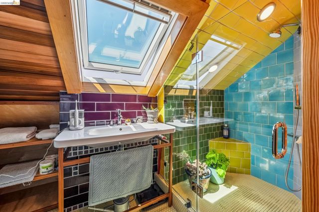 821 32nd, Oakland, CA 94608