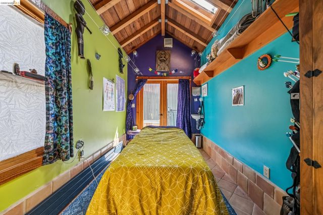 821 32nd, Oakland, CA 94608