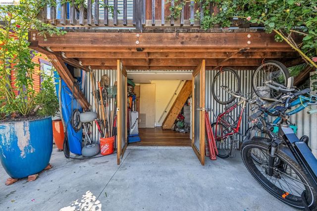 821 32nd, Oakland, CA 94608