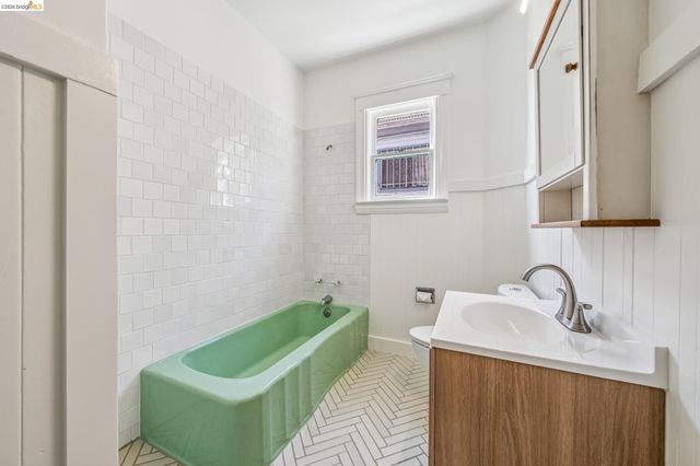 821 32nd, Oakland, CA 94608