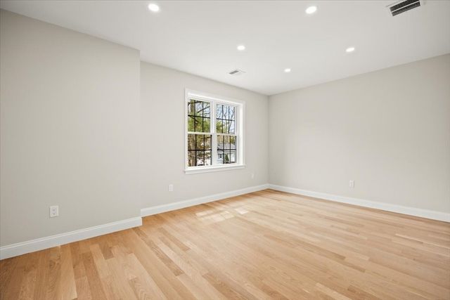 33 Glendale Ave, Brockton, MA 02301