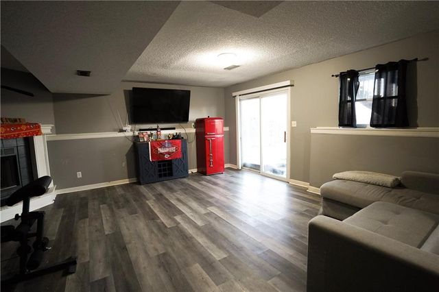 1604 SE 11th st Street, Lee's Summit, MO 64081