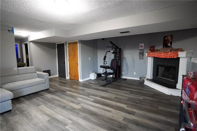 1604 SE 11th st Street, Lee's Summit, MO 64081