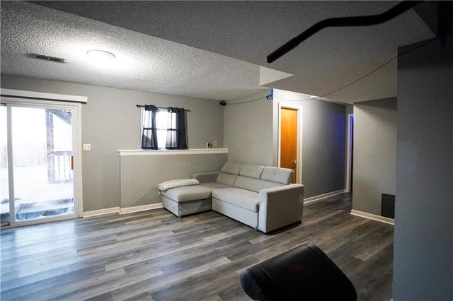 1604 SE 11th st Street, Lee's Summit, MO 64081