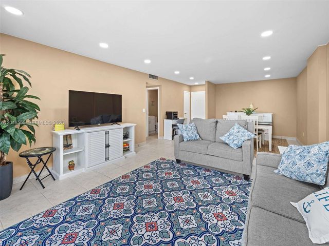 322 SE Buchanan Street 703, Hollywood, FL 33019