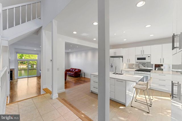 11163 LAKE CHAPEL LN, Reston, VA 20191