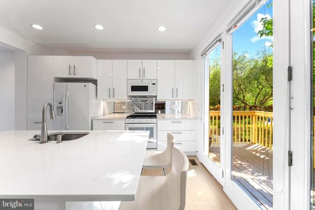 11163 LAKE CHAPEL LN, Reston, VA 20191