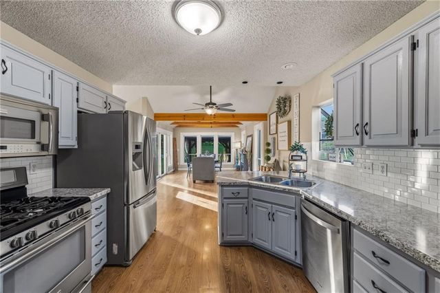 1712 Welleslay Lane, Liberty, MO 64068