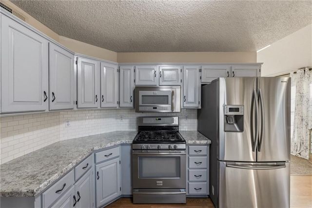1712 Welleslay Lane, Liberty, MO 64068