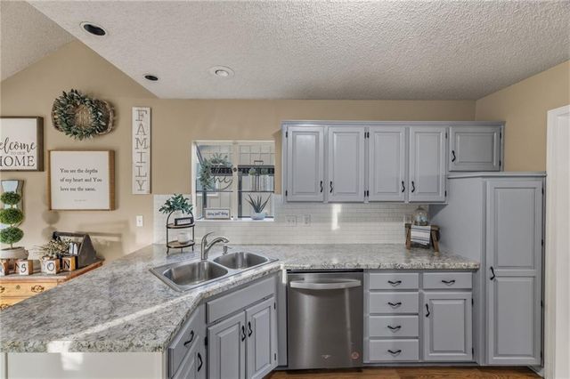 1712 Welleslay Lane, Liberty, MO 64068