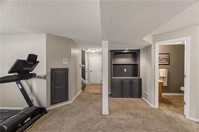 1712 Welleslay Lane, Liberty, MO 64068