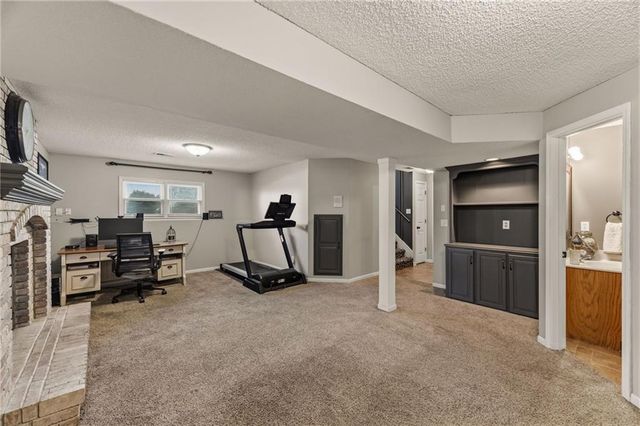 1712 Welleslay Lane, Liberty, MO 64068