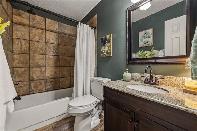 1712 Welleslay Lane, Liberty, MO 64068