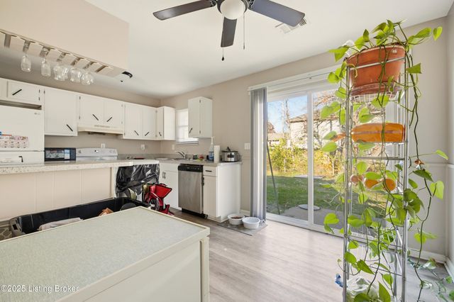 8907 Maplecreek Dr, Louisville, KY 40219