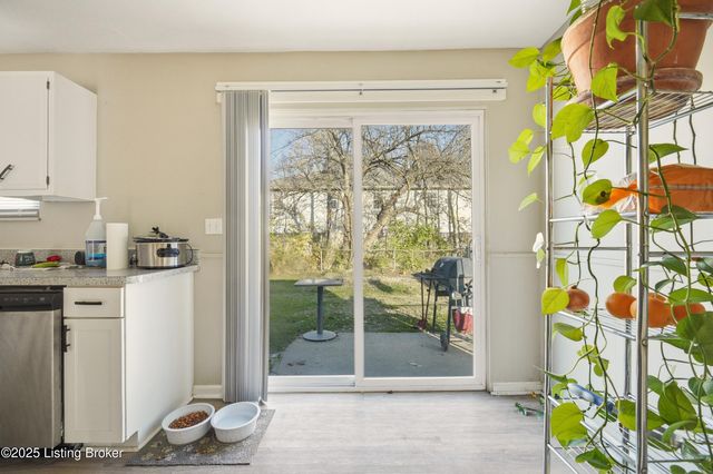 8907 Maplecreek Dr, Louisville, KY 40219