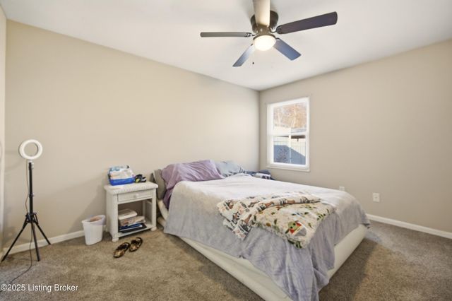 8907 Maplecreek Dr, Louisville, KY 40219