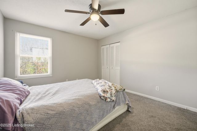 8907 Maplecreek Dr, Louisville, KY 40219