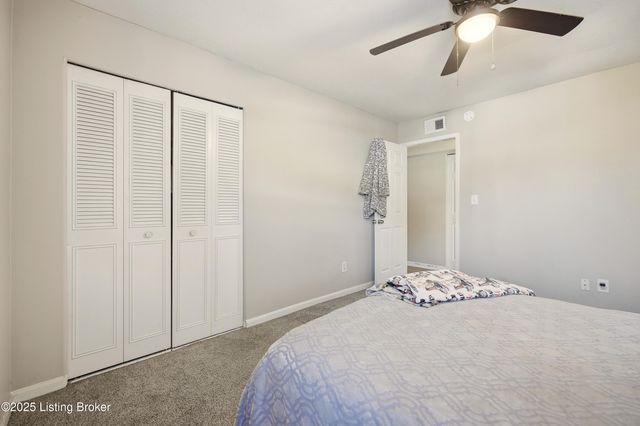 8907 Maplecreek Dr, Louisville, KY 40219