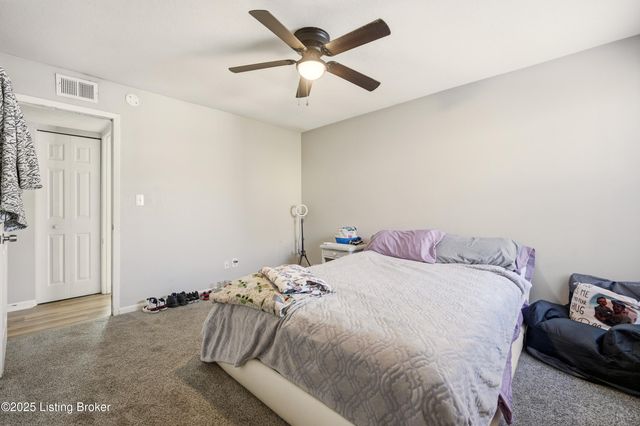 8907 Maplecreek Dr, Louisville, KY 40219