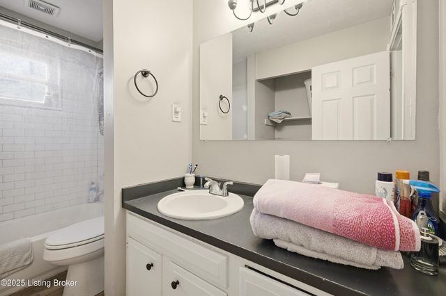 8907 Maplecreek Dr, Louisville, KY 40219