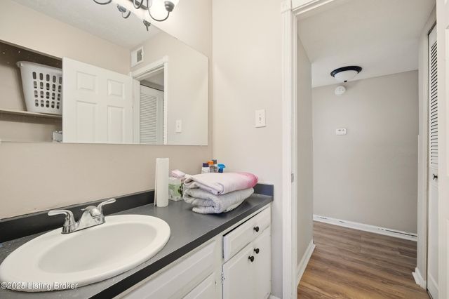 8907 Maplecreek Dr, Louisville, KY 40219