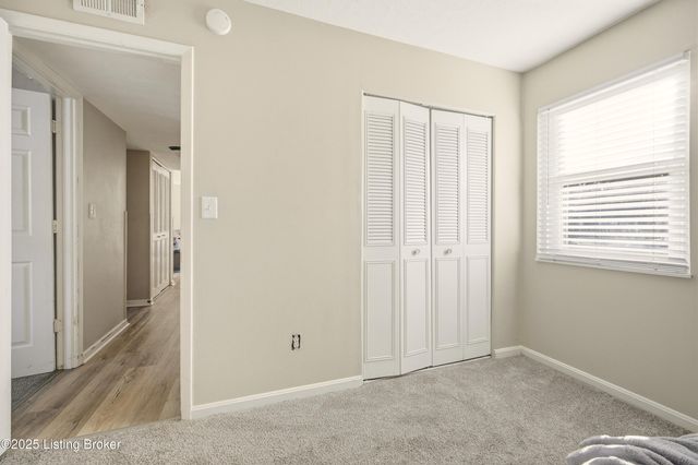 8907 Maplecreek Dr, Louisville, KY 40219