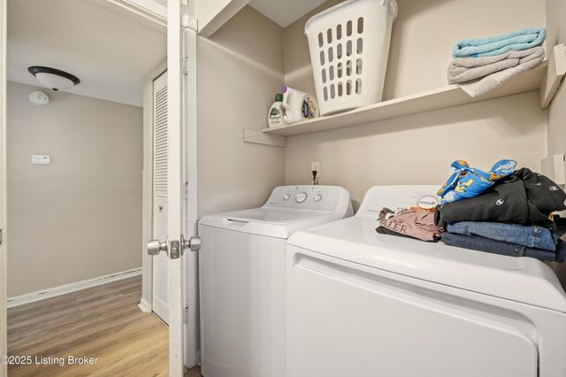 8907 Maplecreek Dr, Louisville, KY 40219