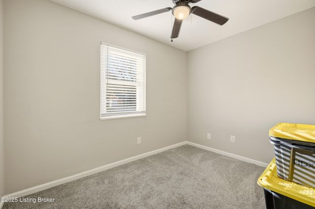 8907 Maplecreek Dr, Louisville, KY 40219